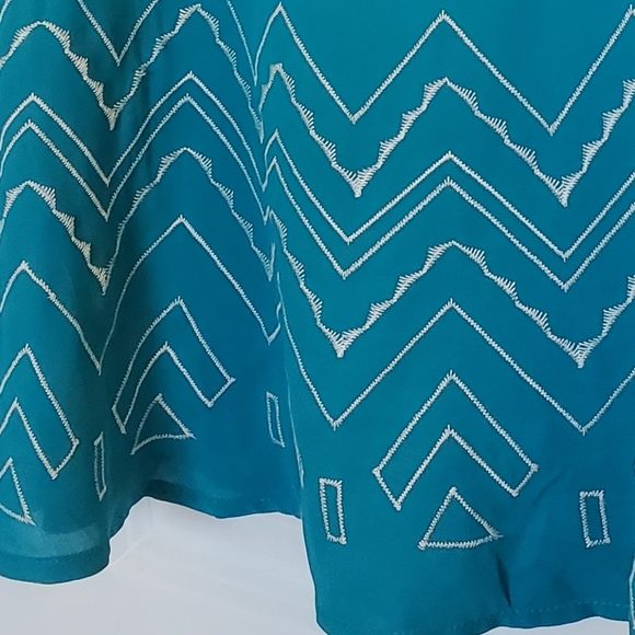 EM Women's Embroidered Tank Top sz L - Picture 7 of 9